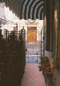 an entrance to a gate to a building with a door at B&B Flora House in Salerno