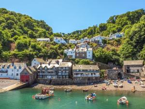 eine Stadt auf einem Hügel mit Booten im Wasser in der Unterkunft 2 Bed in Higher Clovelly 43751 in Clovelly