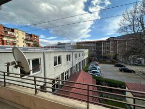 uma vista para um edifício com uma varanda com um satélite em OKSA APARTMENT em Skopje