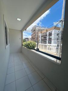 une chambre vide avec une grande fenêtre dans un bâtiment dans l'établissement Até 08 pessoas, próximo ao shopping com garagem, à Petrolina
