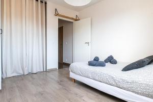 Un dormitorio con una cama con dos ositos de peluche. en La Parenthèse - Annecy- Grande Terrasse - Chambre - Garage, en Annecy