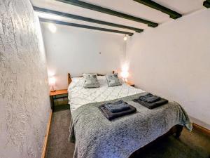 A bed or beds in a room at 2 Bed in Wasdale SZ053
