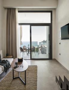 ein Wohnzimmer mit Meerblick in der Unterkunft Akrotiri Olympus Luxury Suites - Adults Only in Plaka