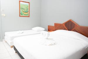 Ein Bett oder Betten in einem Zimmer der Unterkunft L'Hôtel Du Fleuve