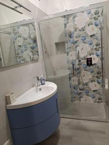 La salle de bains est pourvue d'une douche et d'un lavabo. dans l'établissement Casa vacanze da Carla, à Abbadia Lariana