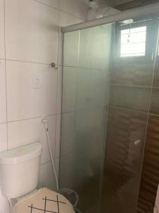 a bathroom with a toilet and a glass shower at Apartamento de campo 30min de RC in Moreno