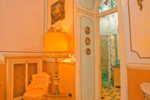 サレルノにあるB&B Flora Houseのランプ、椅子、窓が備わる客室です。