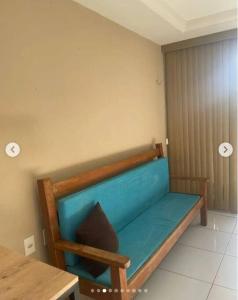 a blue bench in a room with a table at Apartamento de campo 30min de RC in Moreno