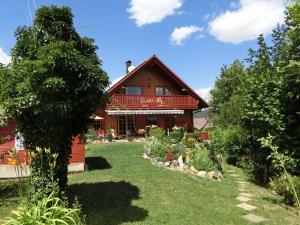 a house with a garden in front of it at Holiday apartment Sterrenbergblick in Oberlenningen