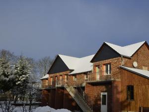 una casa de ladrillo con techo cubierto de nieve en Pear - On the fruit tree, 