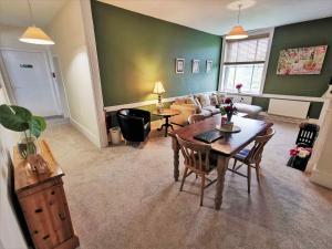 Ivinghoe的住宿－Beacon View，客厅配有桌子和沙发