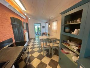 Kuchyň nebo kuchyňský kout v ubytování Studio house on Hof Jumne