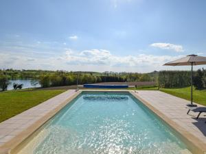 Bazén v ubytování Villa on Historic Dordogne nebo v jeho okolí