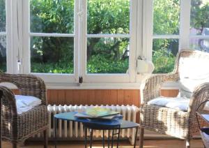 Habitación con 2 sillas, mesa y ventana en Lofoten, en Le Touquet-Paris-Plage