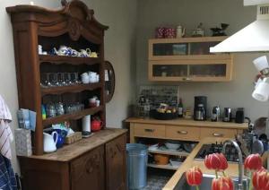 cocina con armario de madera y encimera en Lofoten, en Le Touquet-Paris-Plage