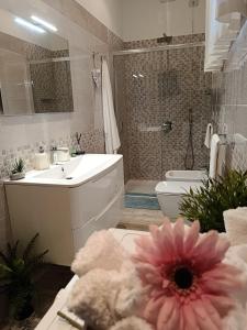 ein Bad mit einem Waschbecken, einem WC und einer Dusche in der Unterkunft il Portichetto in Pescara