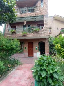 una casa in mattoni con porta rossa e balcone di Mirador de Nieva a San Salvador de Jujuy Altre 12 foto