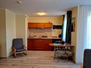 Kuchyňa alebo kuchynka v ubytovaní ApartamentyPrzyMorzu Wschód Słońca Olymp z basenem