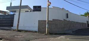 Hostal Zafiro في Sangolquí: علامة الشارع على عمود أمام المبنى