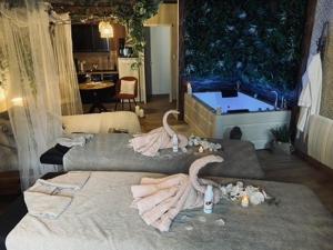 En eller flere senge i et værelse på Suite romantique avec sauna et jacuzzi