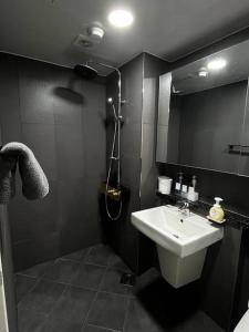 a bathroom with a sink and a shower at Chille with free parking #Jeonpo station 2min #new #cozy #jazzbar #laundary everyday #healing in Busan