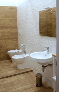 een badkamer met een wastafel en een toilet bij Palazzo Ferrara in Napels