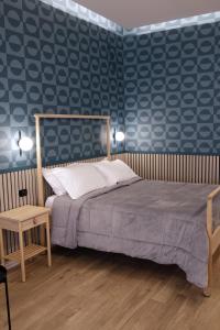 ナポリにあるPalazzo Ferraraの青い壁のベッドルーム1室(ベッド1台付)