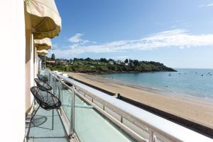 een balkon met uitzicht op het strand bij Les Pieds Dans L'Eau - Bel appartement - Vue mer in Cancale