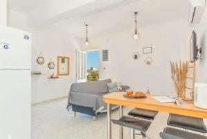 - un salon avec une table et un canapé dans l'établissement Marvinas seaside apartments, Earth apartment & Ocean jacuzzi apartment, à Kremasti
