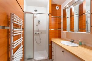 La salle de bains est pourvue d'une douche et d'un lavabo. dans l'établissement L'Opale - Joli appartement avec jardin et garage, à Dinard