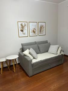 a living room with a couch and a table at Apartamento Centro ao lado do Country Club in Nova Friburgo