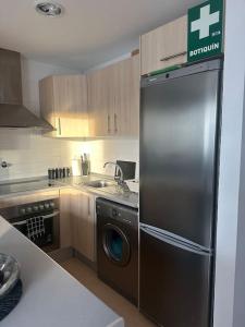 La cuisine est équipée d'un réfrigérateur en acier inoxydable et d'un lave-vaisselle. dans l'établissement Condado Naranjos 5 Casa Kyle, à Murcie 67 autres photos