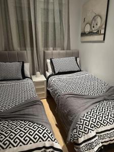 deux lits côte à côte dans une chambre dans l'établissement Condado Naranjos 5 Casa Kyle, à Murcie