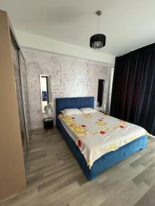 een slaapkamer met een groot bed met een blauw frame bij M by the lake Mamaia Summerland in Mamaia