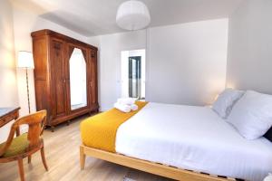 1 dormitorio con cama, escritorio y silla en Échappée Belle-Joli T2-Centre de Dinard-Plage 500m, en Dinard