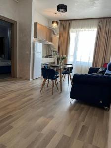 een woonkamer met een bank en een tafel bij M by the lake Mamaia Summerland in Mamaia