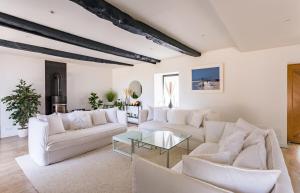 sala de estar con sofás blancos y mesa de cristal en Villa Touesse - Maison de charme/jardin - 8 pers, en Saint-Méloir-des-Ondes