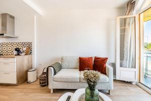 uma sala de estar com um sofá e uma mesa em Les Pieds Dans L'Eau - Appartment 1 - Vue mer em Cancale