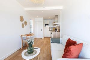 een woonkamer met een bank en een tafel bij Les Pieds Dans L'Eau - Appartment 1 - Vue mer in Cancale