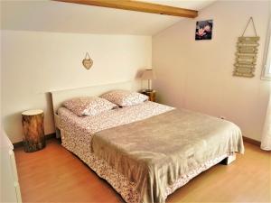 1 dormitorio con 1 cama y suelo de madera en Villa de 6 chambres avec piscine privee jardin clos et wifi a Saint Bauzille de Montmel, en Saint-Bauzille-de-Montmel