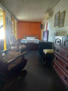 um quarto com uma cama, uma cama e uma cómoda em Residência Gato Branco em Imbituba