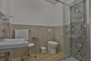 y baño con aseo, lavabo y ducha. en Casa Galati, en Palermo