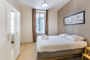 ein Schlafzimmer mit einem großen Bett und einem Fenster in der Unterkunft Saint-Michel - T4 refait à neuf - Hyper centre in Rennes