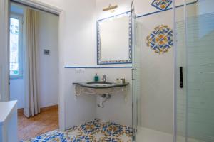 uma casa de banho com um lavatório e um chuveiro em Flatiron app 1 by Sosòre Holiday Homes - Amalfi Coast em Praiano