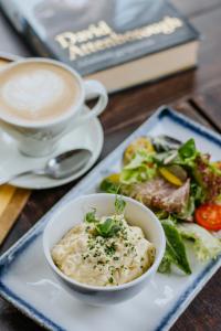 um prato com uma chávena de café e uma tigela de comida em The Magazine Rooms em Budapeste