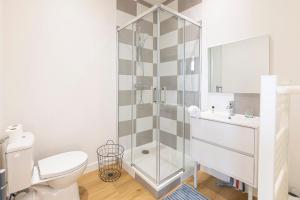 a bathroom with a shower and a toilet and a sink at Le Yellow, studio rénové, tout confort, jardin in Saint-Jacques-de-la-Lande