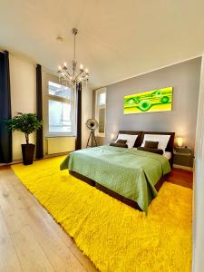 um quarto com uma cama verde e um tapete amarelo em Geräumiges City-Apartment mit 2 Badezimmer und Parkplätzen D46-OG em Oldenburg