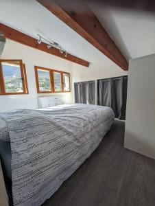um quarto com uma cama grande num sótão em Duplex "La belle vue " em Entrevaux