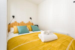 um quarto com uma cama grande e toalhas em L'Ivoire - Joli appartement - 1 chambre avec em Rennes