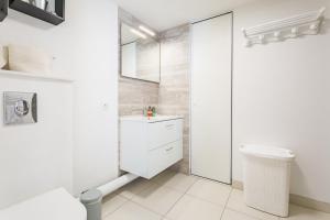 bagno bianco con lavandino e servizi igienici di L'Ivoire - Joli appartement - 1 chambre avec a Rennes